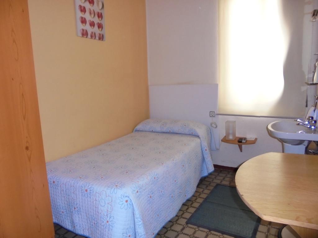 Hostal De Las Heras Badajoz Room photo